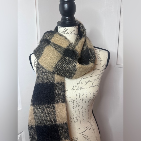 Old Navy Checkered Scarf in Tan and Black - Picture 3 of 3